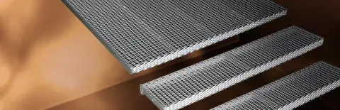 Degraus e passadiços em metal distendido